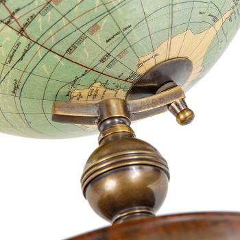 Vintage Globus von Weber Costello aus dem Jahr 1921 mit detailreicher Weltkarte, Messingmeridian und gedrechseltem Holzsockel auf weißem Hintergrund